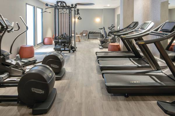 Fitness Center im Leonardo Royal Hotel Amsterdam mit Laufbändern und Kraftgeräten