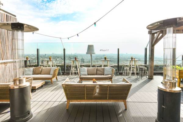 Leonardo Hotel Amsterdam Rembrandtpark Dachterrasse mit Möbeln und Stadtblick