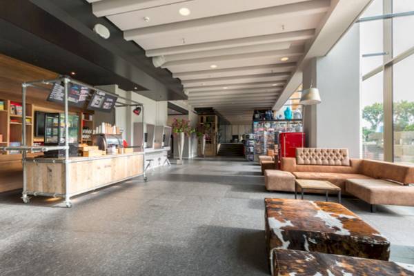 Leonardo Hotel Amsterdam Rembrandtpark Lounge mit Möbeln, Couch und Kaffeestation