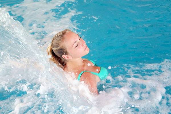 Frau genießt den Whirlpool im Lella Baya & Thalasso Hotel