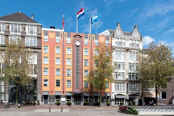 Hauptgebaude des WestCord City Centre Hotels mit Flaggen auf dem Dach