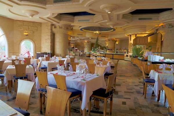 Restaurant des Lella Baya & Thalasso Hotels mit gedeckten Tischen und dekorierten Sitzplätzen.