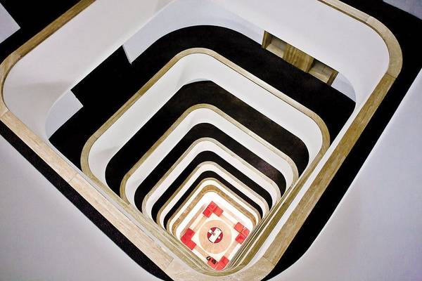 Gewundene Treppe im Ripa Roma Hotel von oben betrachtet.