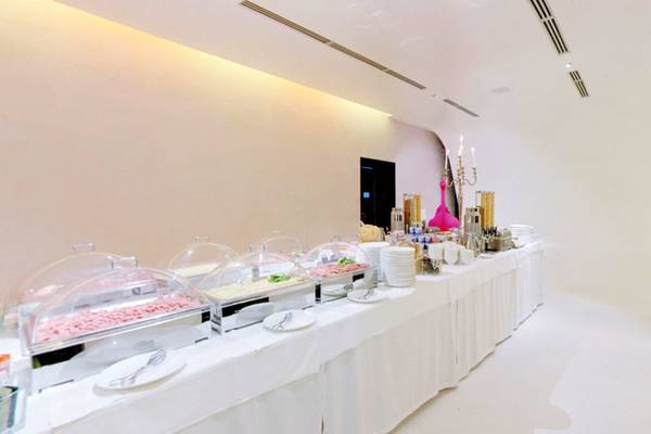 Buffet-Tisch im Ripa Roma Hotel mit verschiedenen Gerichten und Servietten.