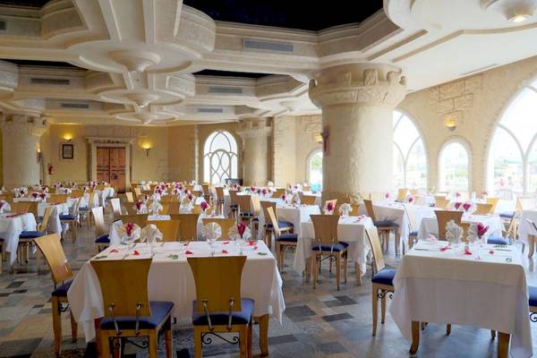 Innenansicht des Restaurants im Lella Baya & Thalasso Hotel mit gedeckten Tischen und architektonischen Details.