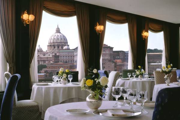 Blick auf das Restaurant des Atlante Star Hotels mit Blick auf das Vatikangebäude.
