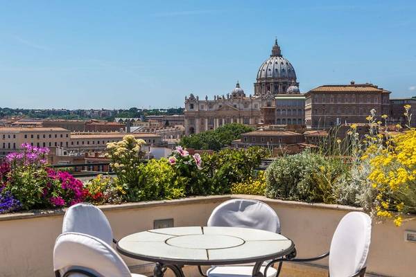 Aussicht von der Terrasse des Atlante Star Hotels auf Rom mit der Basilika St. Peter im Hintergrund.