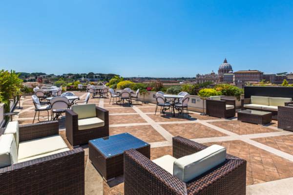 Dachterrasse des Atlante Star Hotels mit Blick auf Rom