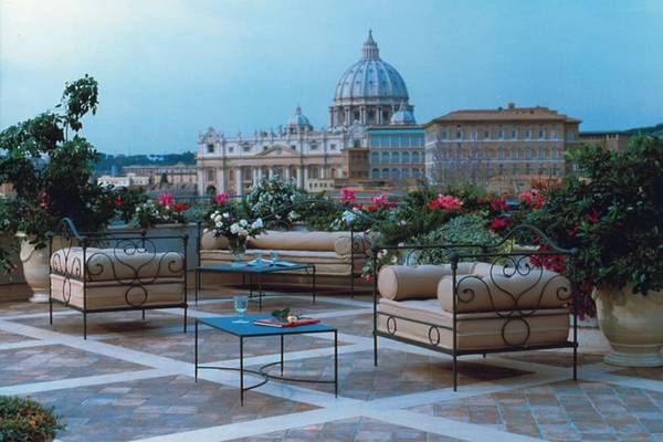 Hotelterrasse mit Blick auf das Vatikan, St. Peter und Gebäude im Hintergrund.