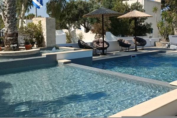 Außenpool des Naxos Summerland Resorts mit Liegestühlen und Sonnenschirmen