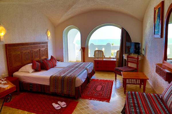 Innenansicht eines Zimmers im Lella Baya & Thalasso Hotel mit Blick auf das Meer.