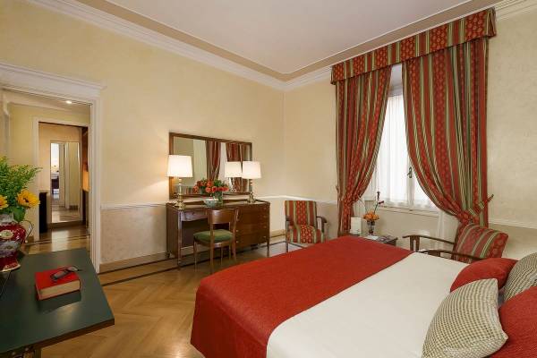 Schlafzimmer im Bettoja Hotel Massimo d'Azeglio mit Bett, Dekor und Möbeln.