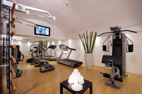 Fitnessstudio im Leonardo Boutique Hotel Rome Termini mit verschiedenen Trainingsgeräten.