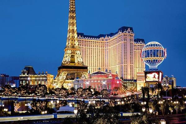 Paris Las Vegas Hotel bei Nacht mit illuminierter Eiffelturm-Replik und Heißluftballon