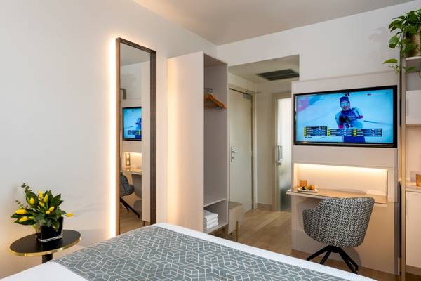 Zimmer im Leonardo Boutique Hotel Rome Termini mit Bett, Schreibtisch und Fernseher.