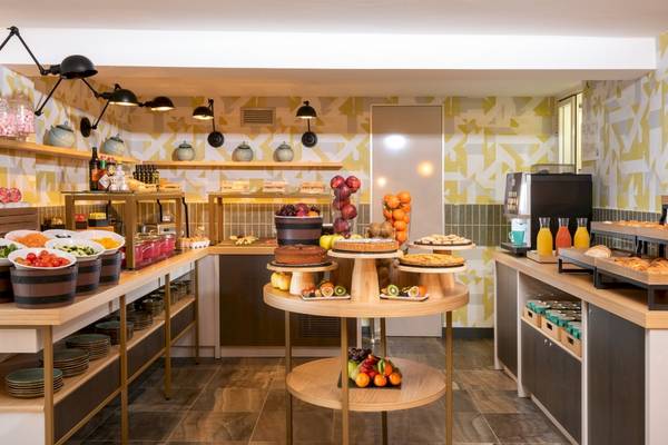 Frühstücksraum im Leonardo Boutique Hotel Rome Termini mit verschiedenen Speisen und Getränken.