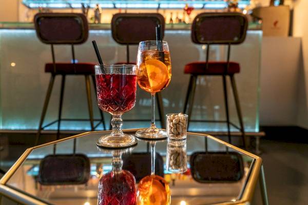 Zwei Cocktails auf einem Tisch im Leonardo Boutique Hotel Rome Termini.