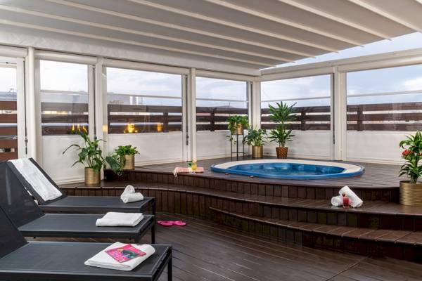 Whirlpool auf der Dachterrasse des Leonardo Boutique Hotel Rome Termini mit Loungesesseln und Pflanzen