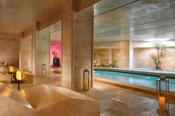 Wellnessbereich im A.Roma Lifestyle Hotel mit Pool und Liegebereich.