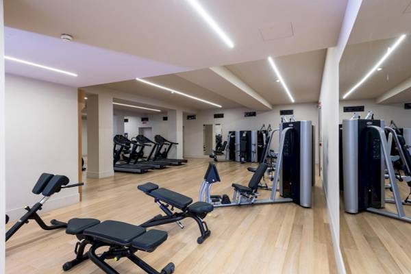 Fitnessbereich im A.Roma Lifestyle Hotel mit Laufbändern und Kraftgeräten.