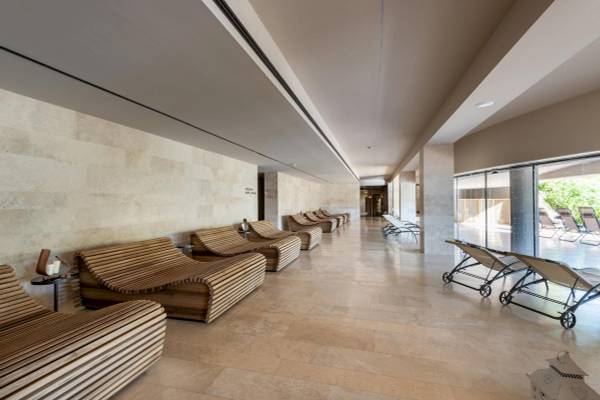 Wellnessbereich des A.Roma Lifestyle Hotels mit Liegen und Fliesenboden.