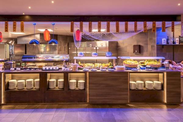 Buffettisch im A.Roma Lifestyle Hotel mit verschiedenen Speisen und Dekoration.