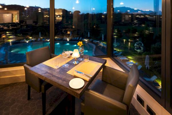 Abendessen mit Pool-Aussicht im A.Roma Lifestyle Hotel.