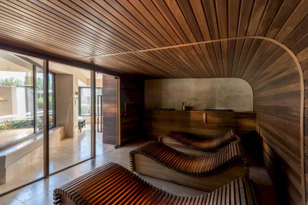 Innenansicht der Sauna im A.Roma Lifestyle Hotel mit Holzwänden und modernen Liegen.