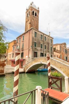 Venedig Tintoretto Hotel mit Kanal und Brücke, blaues Boot und bunte Säulen