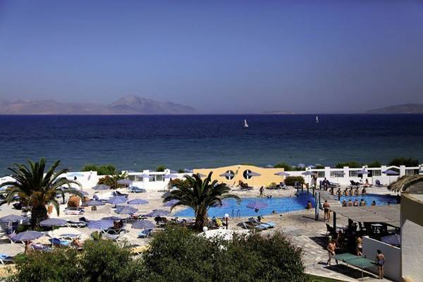 Außenbereich des Smy Kos Beach & Splash Hotels mit Pool und Sonnenliegen am Strand
