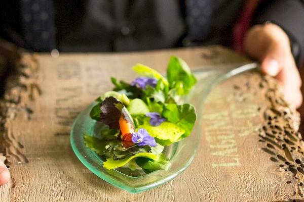 Metropole Hotel Salat auf Glaslöffel auf einem Holzbrett