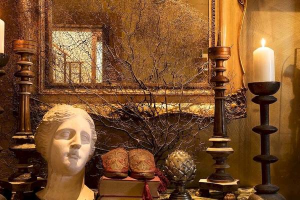 Metropole Hotel Deko Tisch mit Kerzen, Statue, Büchern und einem Spiegel