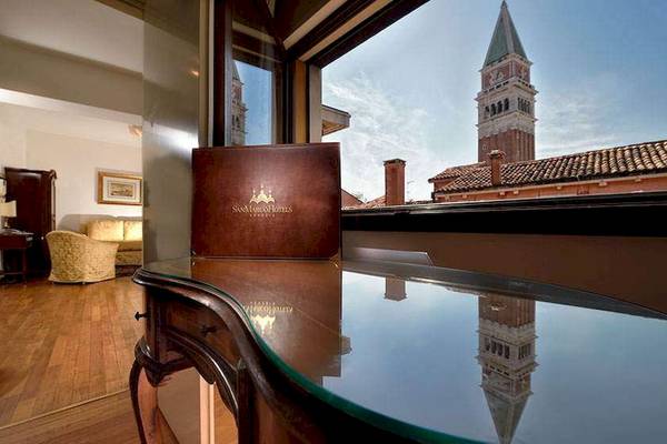 Aussicht vom Zimmer des San Marco Palace Hotels in Venedig mit dem Markusturm im Hintergrund.