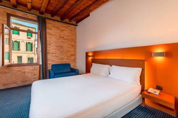 Eurostars Residenza Cannaregio Hotelzimmer mit Bett, Sofa, Telefon und Fenster
