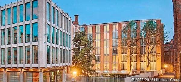 Außenansicht des Avani Rio Novo Hotels mit modernen Gebäuden und großen Fenstern.
