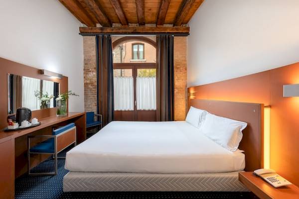 Hotelzimmer im Eurostars Residenza Cannaregio mit Doppelbett, Schreibtisch und Telefon