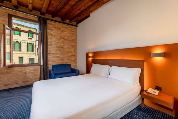 Hotelzimmer im Eurostars Residenza Cannaregio mit Doppelbett, Couch, Telefon und Fenster