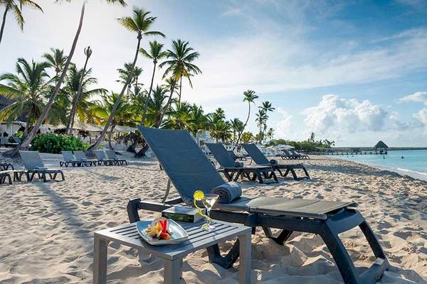 Sonnenliege am Strand des Catalonia Bayahibe mit Früchteteller und Glas Wein