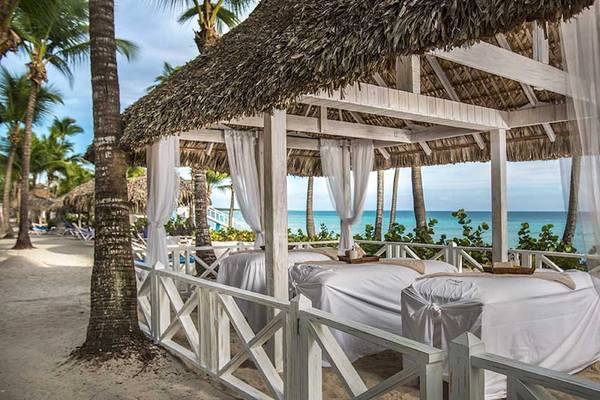 Hütte mit Massagebetten am Strand des Catalonia Bayahibe Hotels mit Blick auf das Meer