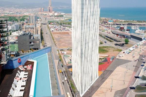 Luftaufnahme des Barcelona Princess Hotels mit Pool und Stadtblick
