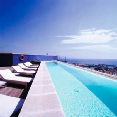 Rooftop Pool und Loungebereich des Barcelona Princess Hotels mit Meerblick