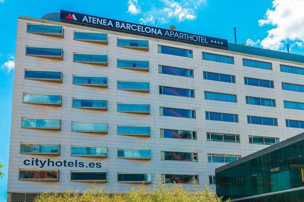 Außenansicht des Atenea Barcelona Aparthotels mit blauem Himmel im Hintergrund