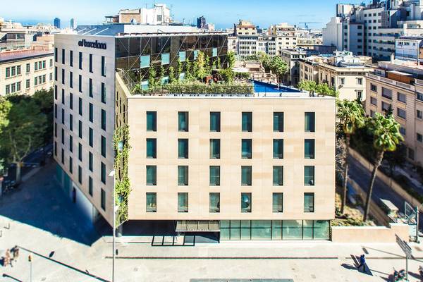 Luftaufnahme des Ocean Drive Barcelona Hotels mit Dachgarten und Pool