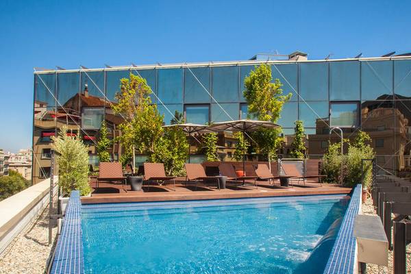 Dachterrasse des Ocean Drive Barcelona Hotels mit Pool, Sonnenliegen und Pflanzen