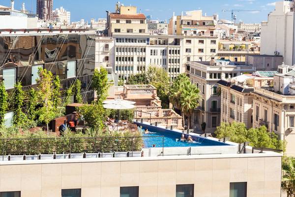 Obere Dachterrasse des Ocean Drive Barcelona Hotels mit Pool und Blick auf die Stadt.