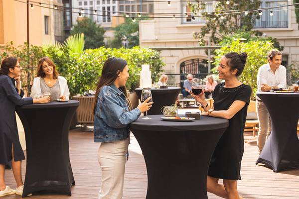 Terrasse des Ocean Drive Barcelona Hotels mit Gästen bei einem Treffen.