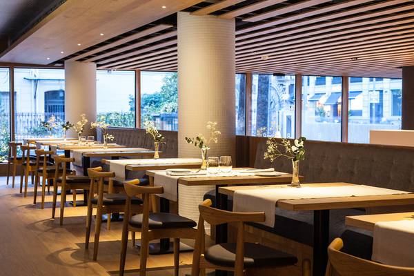 Innenansicht des Restaurants im Ocean Drive Barcelona mit gedeckten Tischen und Sitzbänken.
