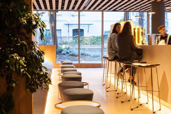 Barbereich im Ocean Drive Barcelona Hotel mit Sitzgelegenheiten und grünen Pflanzen.