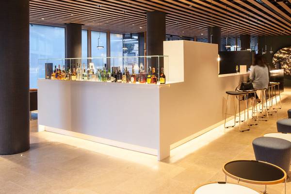Bar im Ocean Drive Barcelona Hotel mit einer Frau an der Theke