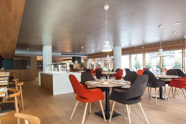 Innenansicht des Restaurants im Ocean Drive Barcelona Hotel mit Holzböden und modernen Möbeln.